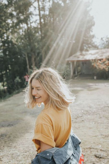 poema amo el olor natural de tu piel cuando mis dedos tocan tu cuerpo de mujer                     - poesia